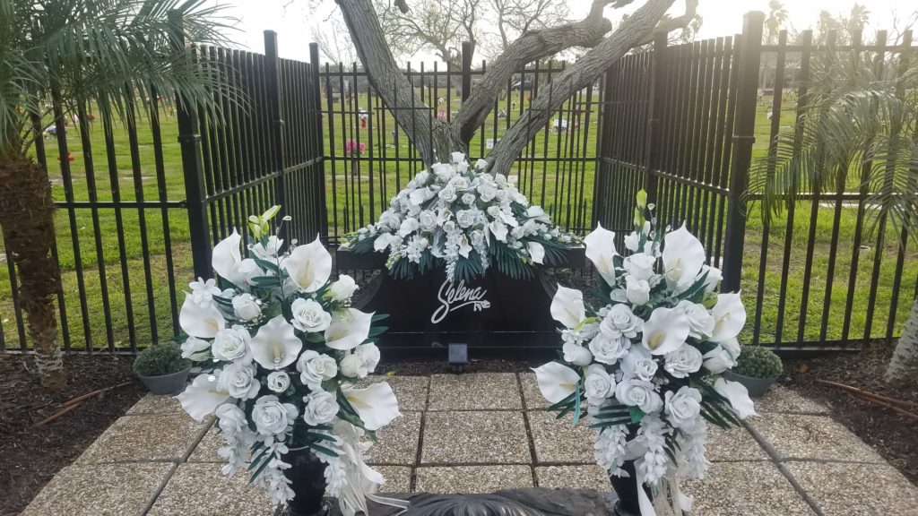 close up of Selena Qs grave